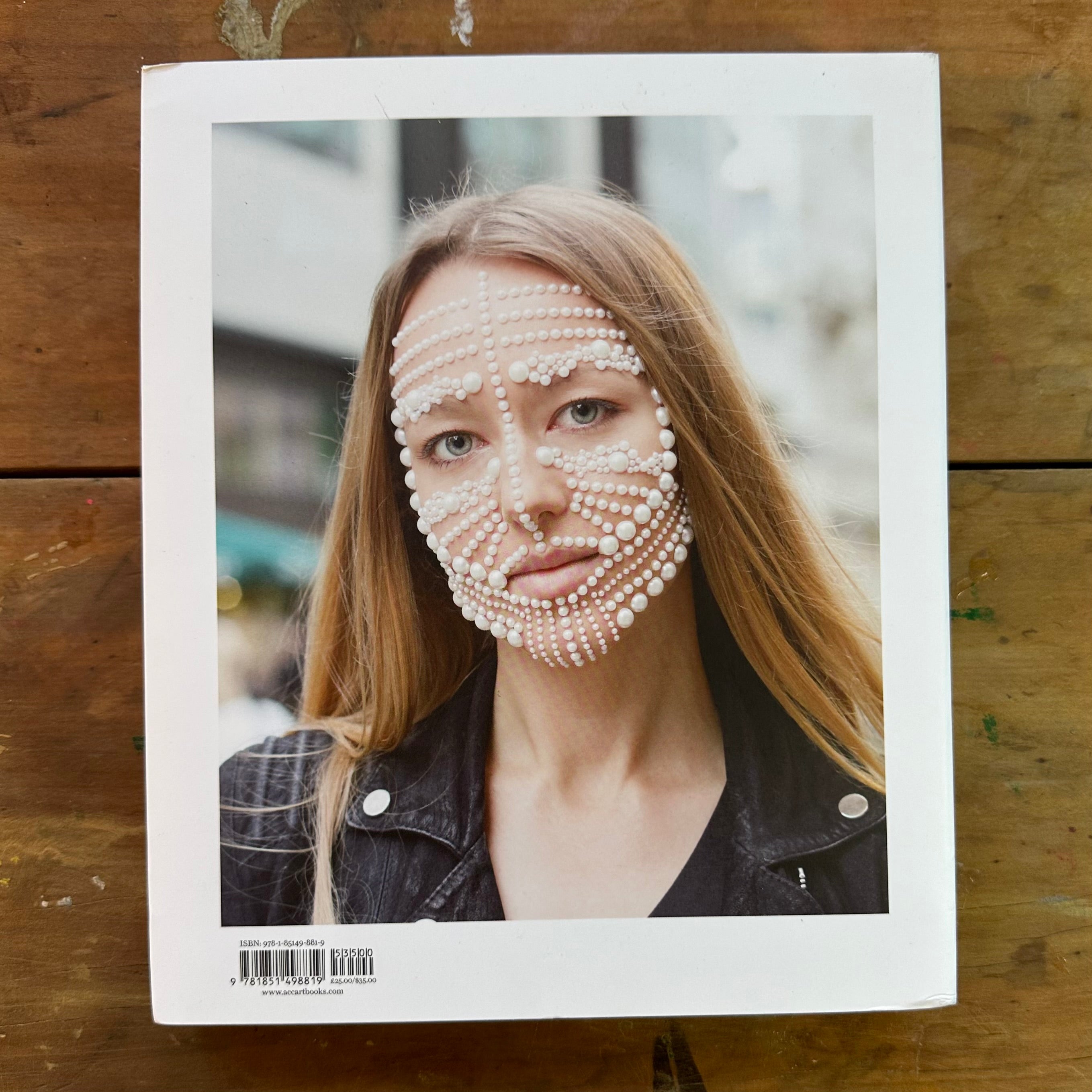 Gemologue by Liza Urla